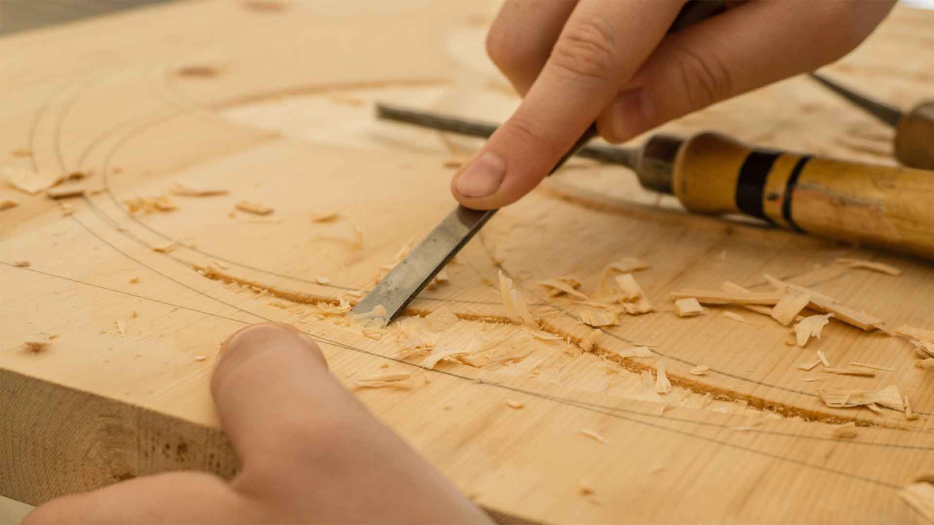 Detailní ruční práce se dřevem