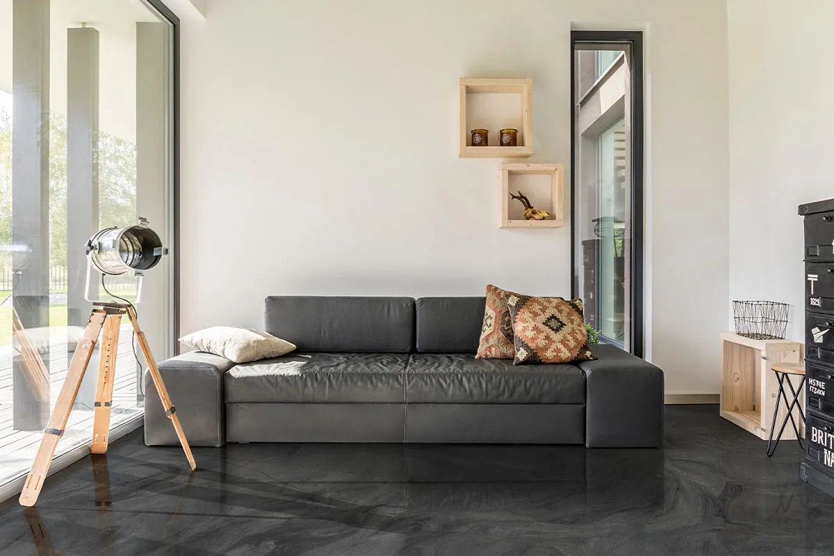 Ilustrační foto: Metalický epoxid Satin Grey & Deep Black v obývacím pokoji